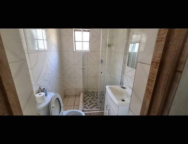 3 bed property to rent in CAPITAL PARK